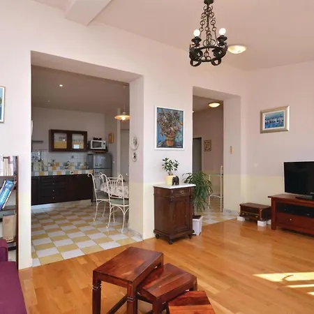 3 Bedroom Nice In Appartement